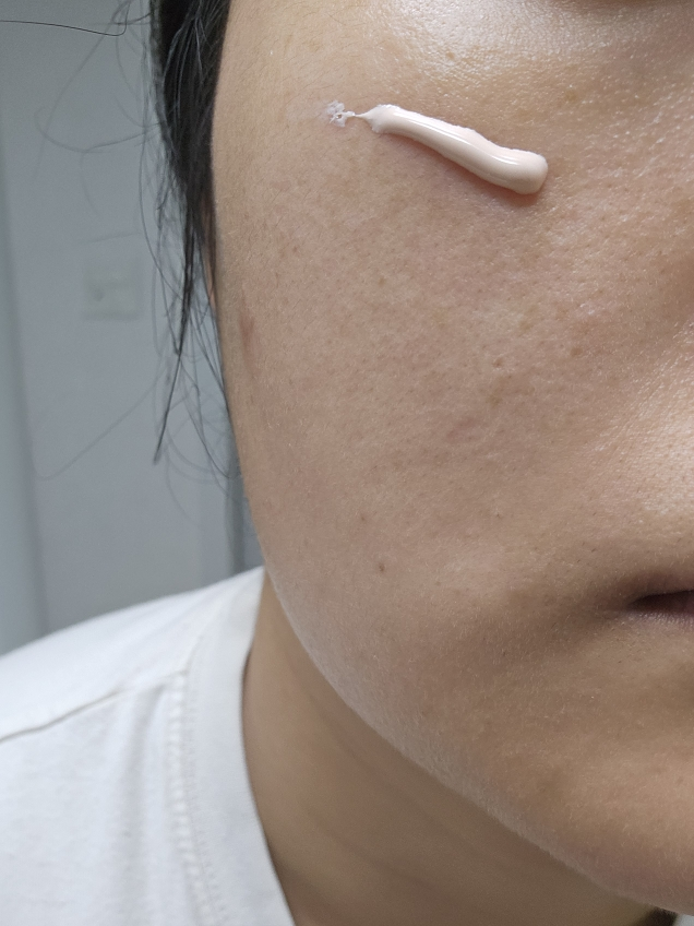 防晒乳 [SPF50+/PA++++] [提亮肤色/粉色]的真实用户使用照片