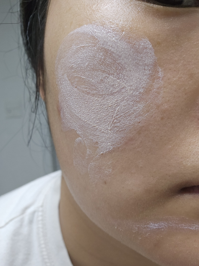 防晒乳 [SPF50+/PA++++] [提亮肤色/粉色]的真实用户使用照片