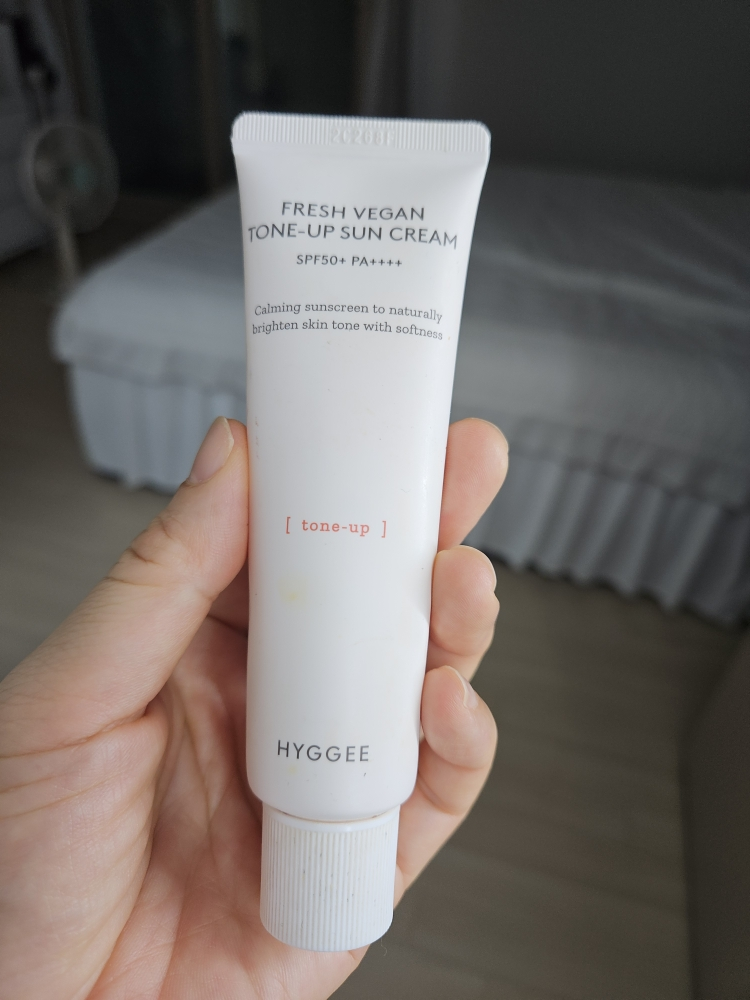 휘게 (HYGGEE) 프레쉬 비건 톤업 선크림 [SPF50+/PA++++] review image