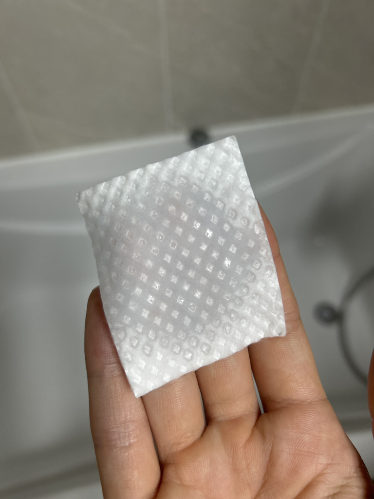 清洁面部水疗唇部和眼部卸妆液的真实用户使用照片