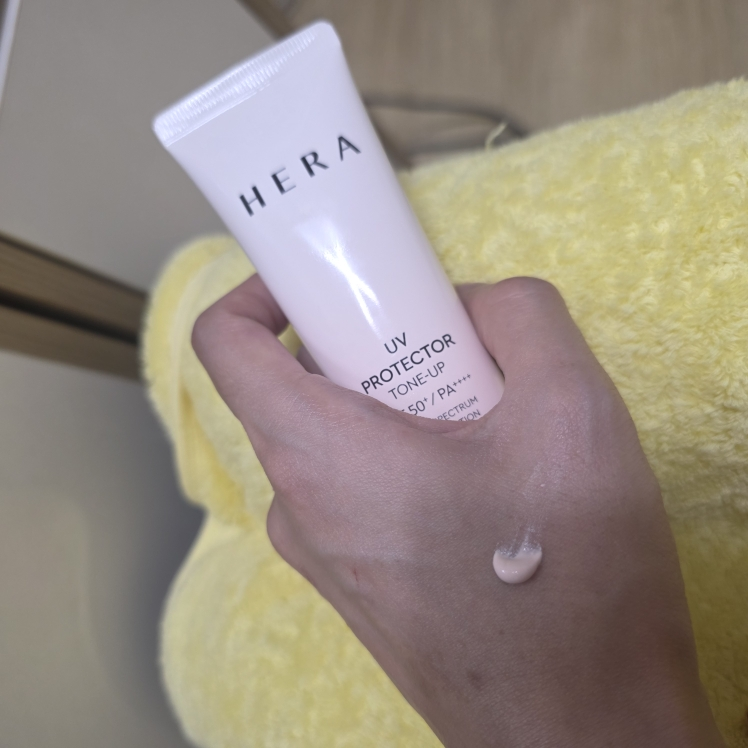 헤라 (HERA) UV프로텍터 톤업 [SPF50+/PA++++] review image