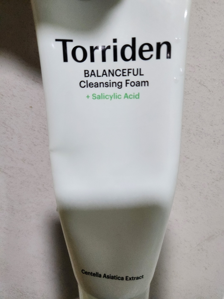 토리든 (Torriden) 밸런스풀 시카 포어 클렌징 폼 review image