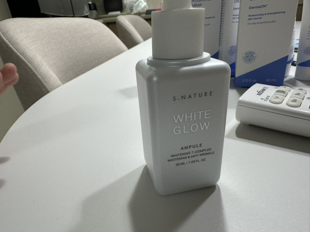 白色亮泽安瓶的真实用户使用照片
