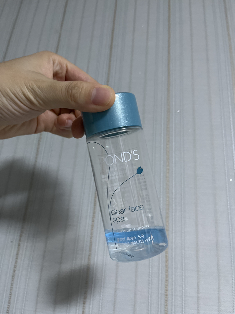 清洁面部水疗唇部和眼部卸妆液的真实用户使用照片