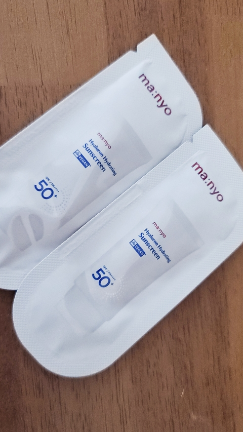 마녀공장 (manyo) 히알루론 하이드레이팅 선크림 [SPF50+/PA++++] review image