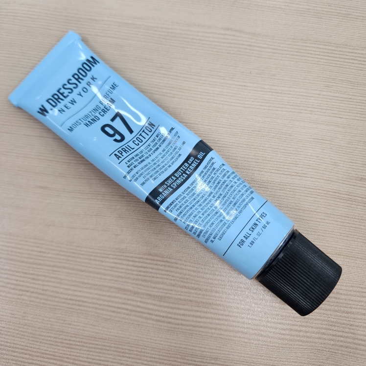 더블유드레스룸 (W.DRESSROOM) 퍼퓸 핸드크림 [No.97 에이프릴코튼] review image