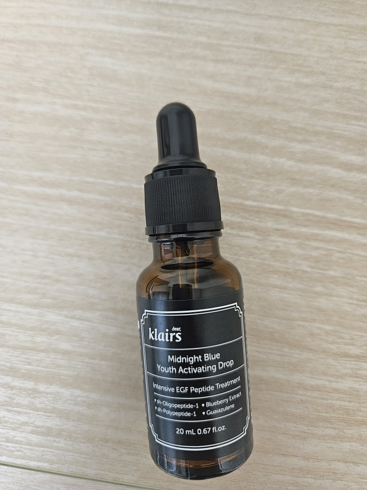 午夜蓝青少年激活水滴的真实用户使用照片