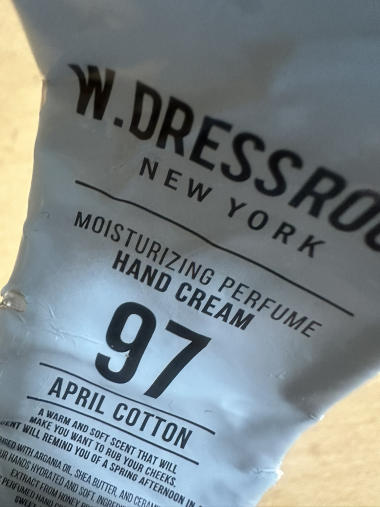 더블유드레스룸 (W.DRESSROOM) 퍼퓸 핸드크림 [No.97 에이프릴코튼] review image