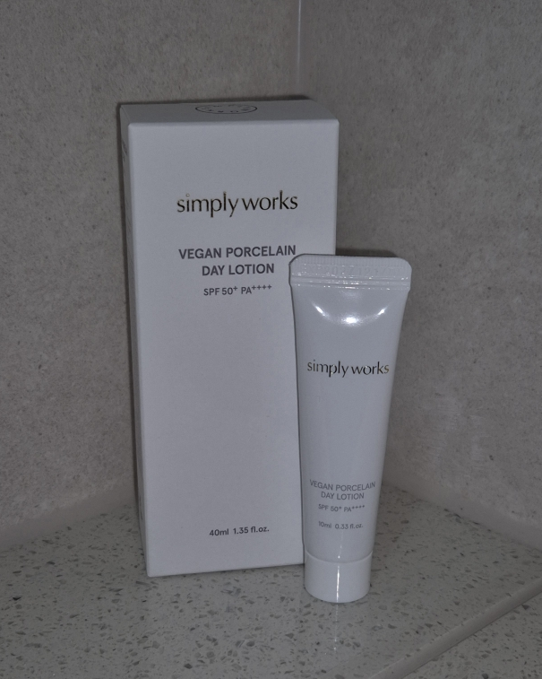심플리웍스 (simplyworks) 비건 데이로션 [SPF50+/PA++++] [포슬린] review image