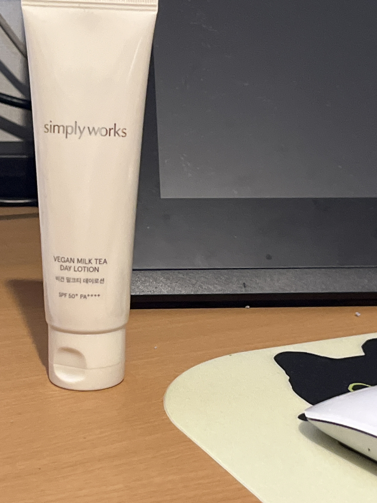 심플리웍스 (simplyworks) 비건 밀크티 데이로션 [SPF50+/PA++++] review image