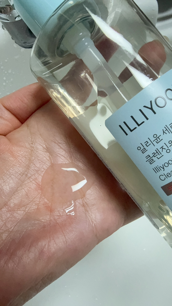 일리윤 (ILLIYOON) 세라마이드 더마 6.0 클렌징워터 폼 review image