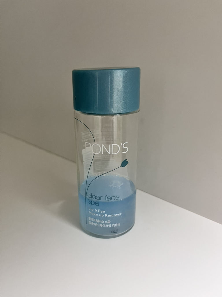 清洁面部水疗唇部和眼部卸妆液的真实用户使用照片