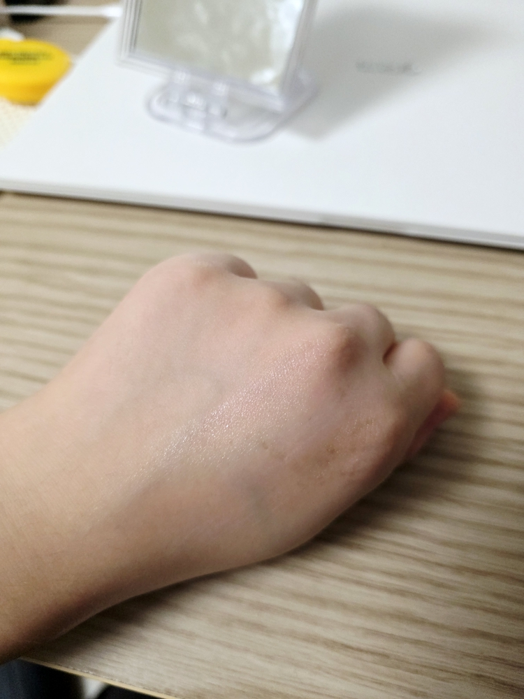 일소 (ilso) 빌베리 쿨 카밍 수분 선크림 [SPF50+/PA++++] review image
