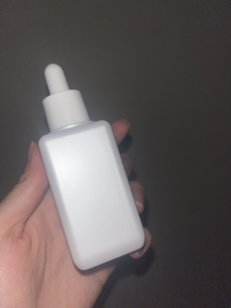 白色亮泽安瓶的真实用户使用照片