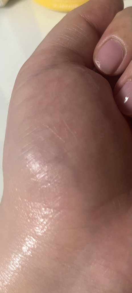 白色亮泽安瓶的真实用户使用照片