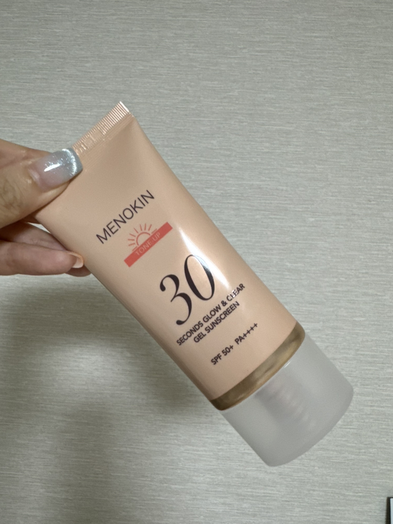 메노킨 (MENOKIN) 30초 글로우 앤 클리어 젤 선스크린 [SPF50+/PA++++] [톤업] review image