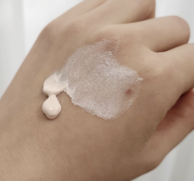 提亮肤色无痕防晒霜 [SPF50+/PA++++]的真实用户使用照片