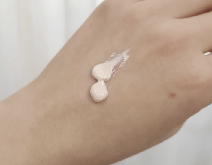 提亮肤色无痕防晒霜 [SPF50+/PA++++]的真实用户使用照片