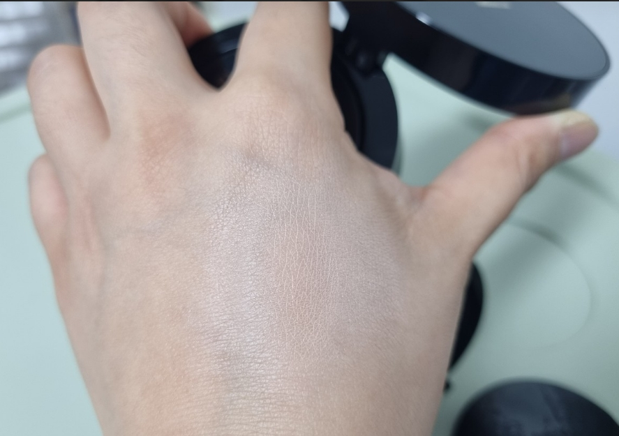 黑色粉底霜 [SPF34/PA++] [21N1 香草]。的真实用户使用照片