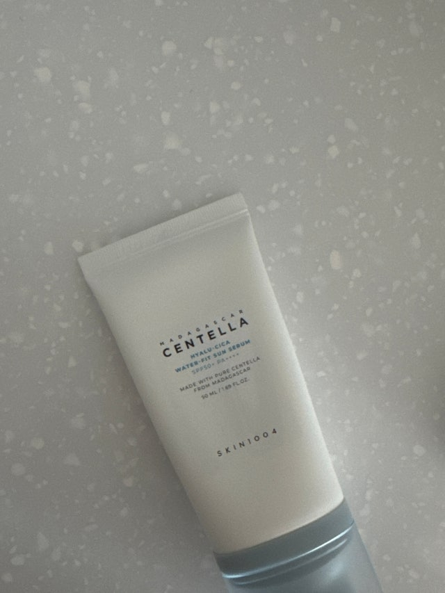 스킨1004 (SKIN1004) 마다가스카르 센텔라 히알루-시카 워터핏 선 세럼 [SPF50+/PA++++] review image