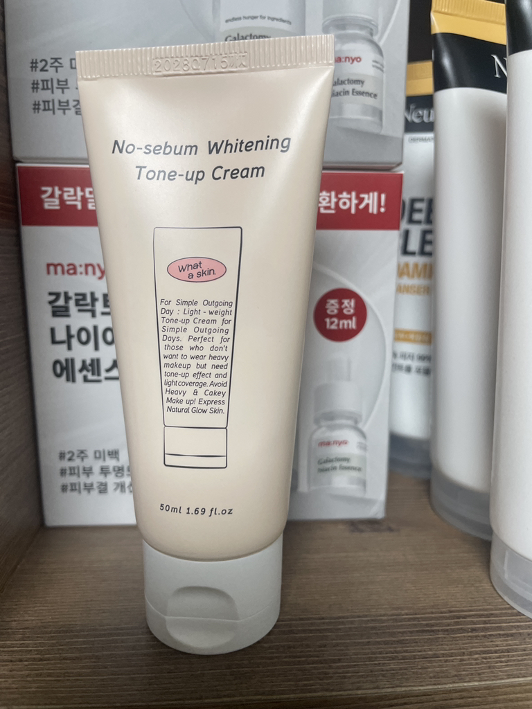 와더스킨 (Whataskin) 노세범 화이트닝 톤업크림 review image