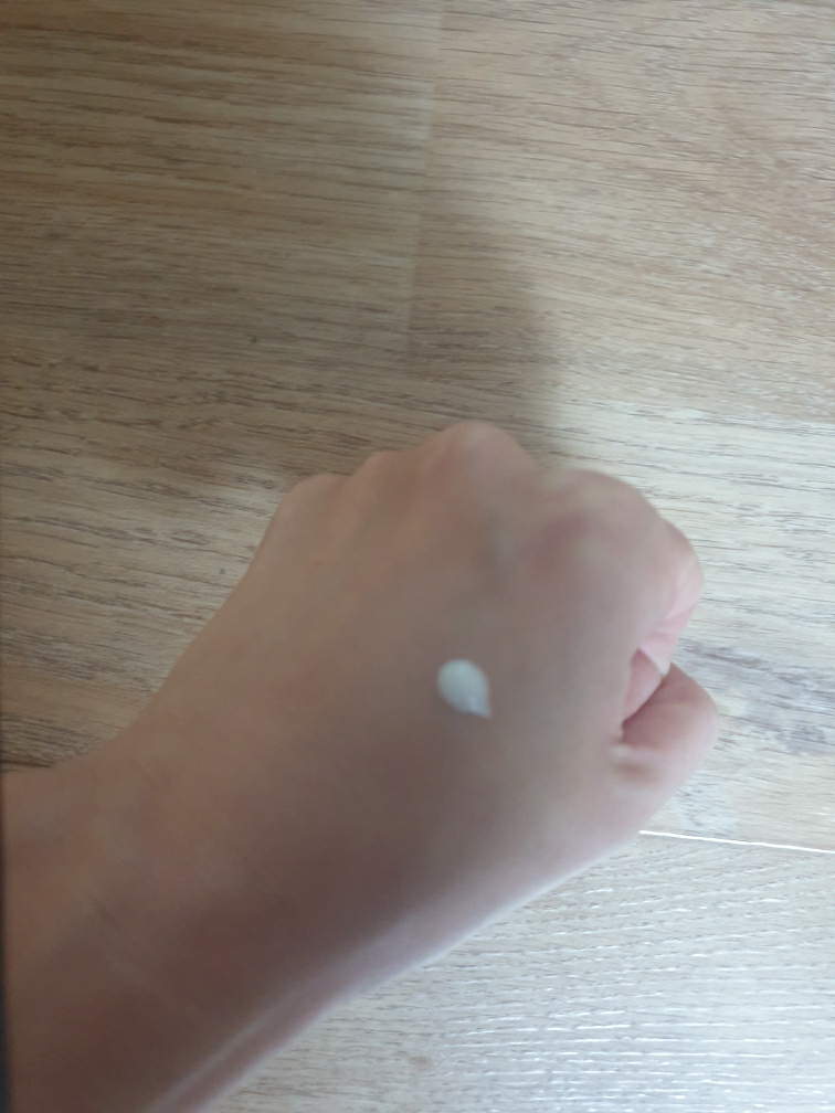 积雪草生物群落舒缓防晒精华液 [SPF50+/PA++++]的真实用户使用照片