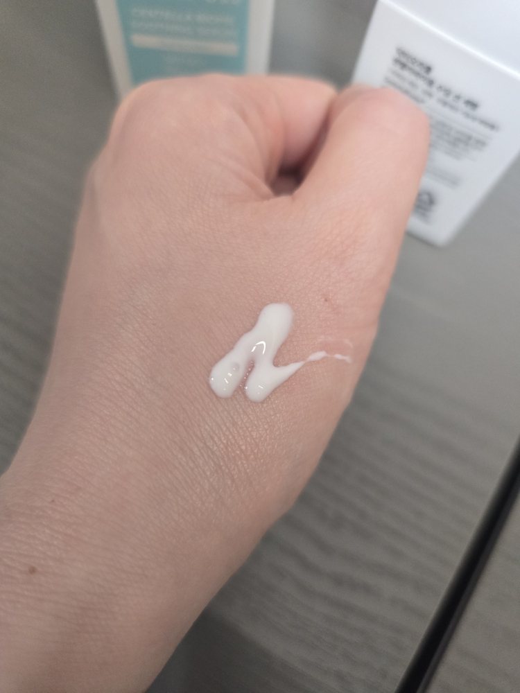 积雪草生物群落舒缓防晒精华液 [SPF50+/PA++++]的真实用户使用照片