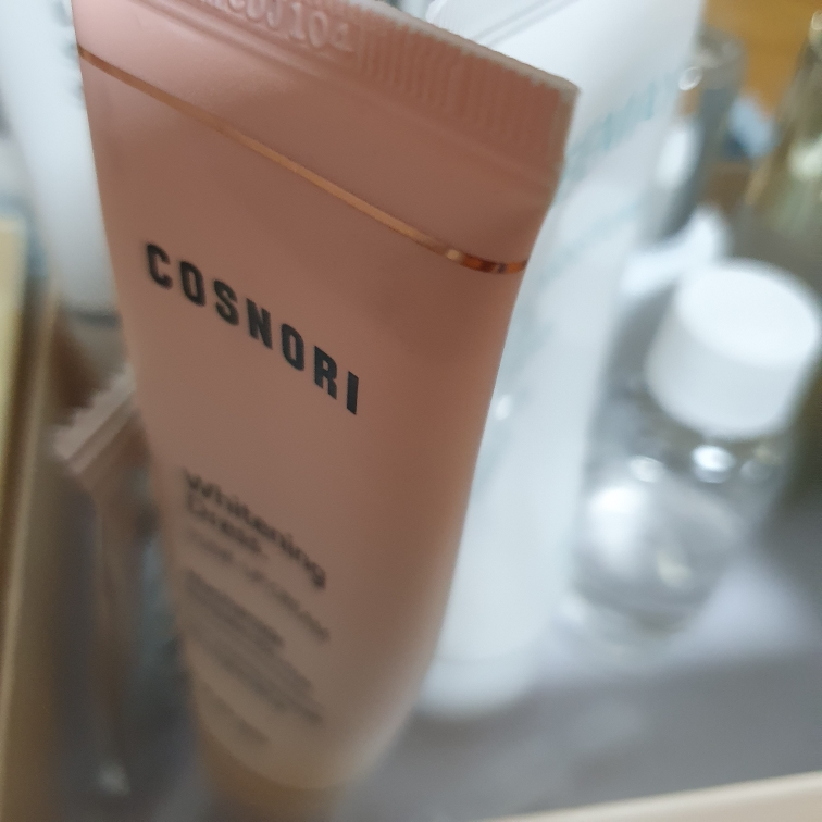 코스노리 (COSNORI) 화이트닝드레스 미백 톤업크림 review image