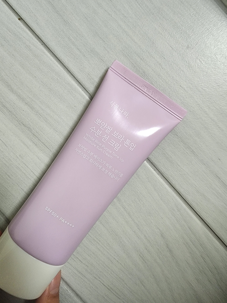 식물나라 (SHINGMULNARA) 뽀얀쌀 수분 선크림 [SPF50+/PA++++] [보라톤업] review image
