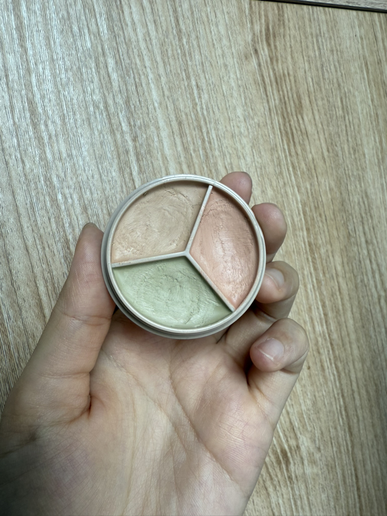 完美遮瑕三重荚遮瑕膏 [01 矫正米色］的真实用户使用照片