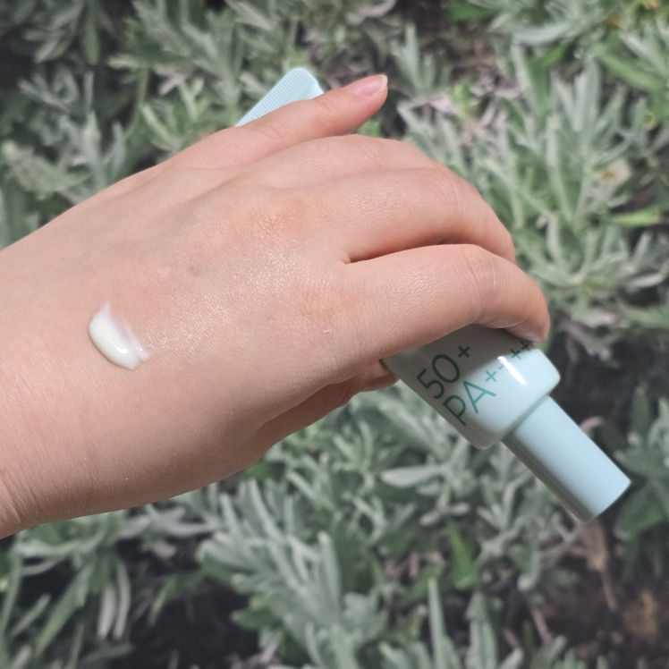 넘버즈인 (numbuzin) 1번 청초 진정맑은 물막선크림 [SPF50+/PA++++] review image