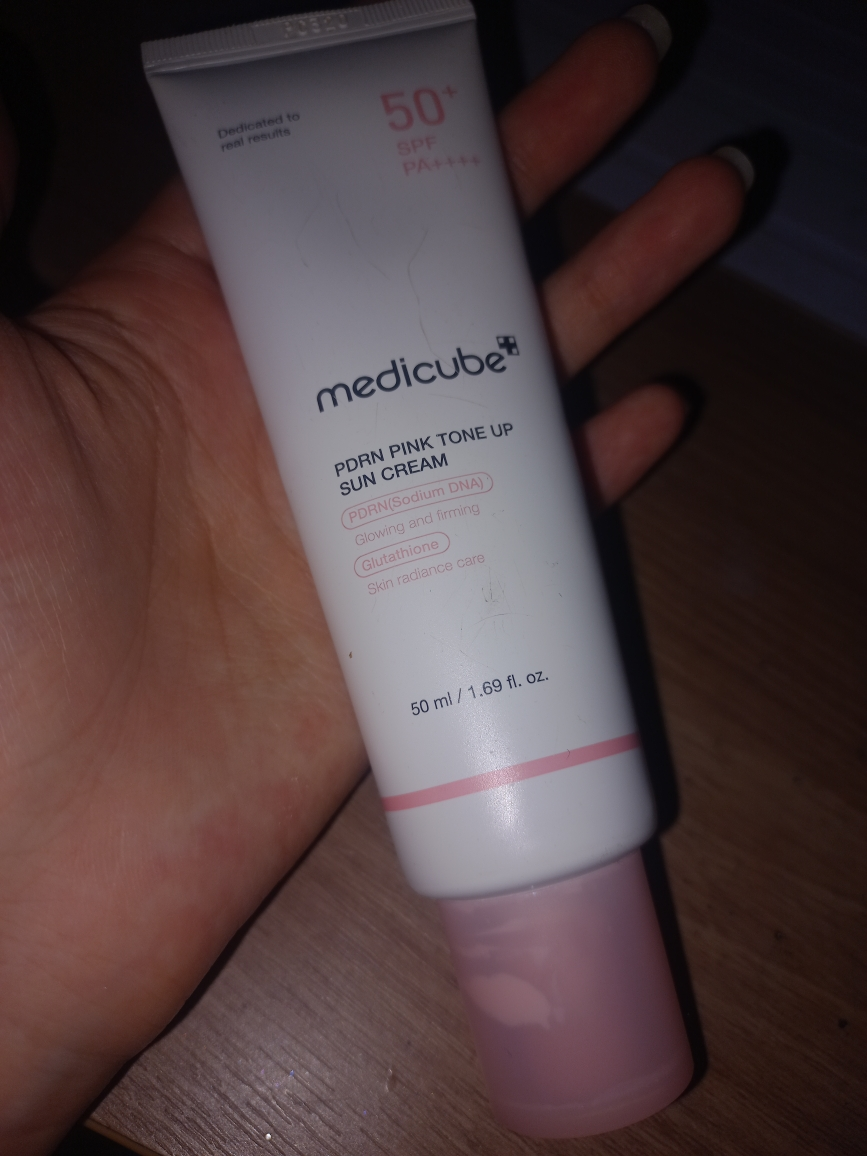 메디큐브 (medicube) PDRN 핑크 톤업 선크림 [SPF50+/PA++++] review image