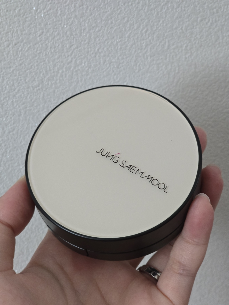 Essential Skin Nude Cushion [SPF50+/PA+++] [浅色］的真实用户使用照片