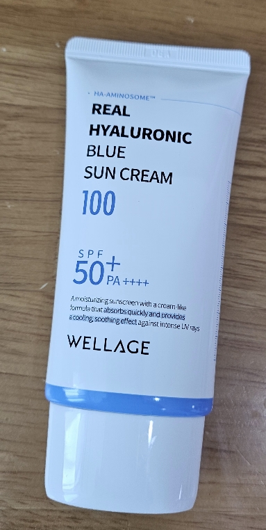 웰라쥬 (WELLAGE) 리얼 히알루로닉 블루 선크림 [SPF50+/PA++++] review image