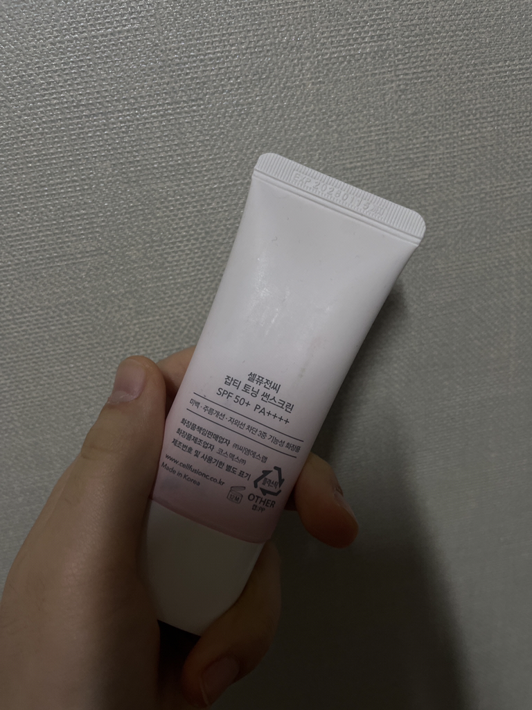 防晒霜 [SPF50+/PA++++] [淡化色斑]的真实用户使用照片
