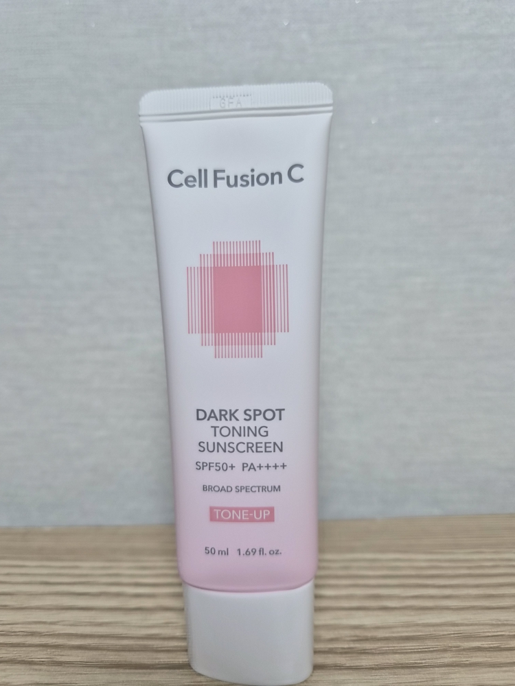 防晒霜 [SPF50+/PA++++] [淡化色斑]的真实用户使用照片