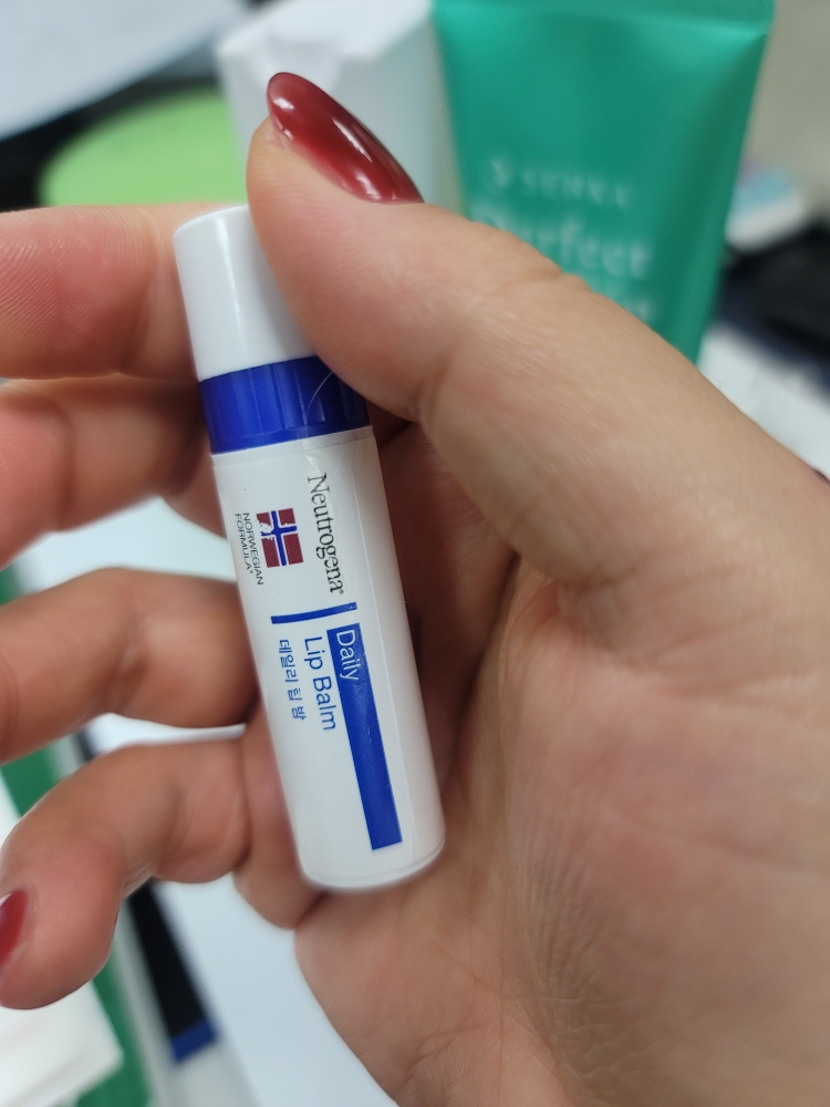 뉴트로지나 (Neutrogena) 데일리 립 밤 review image