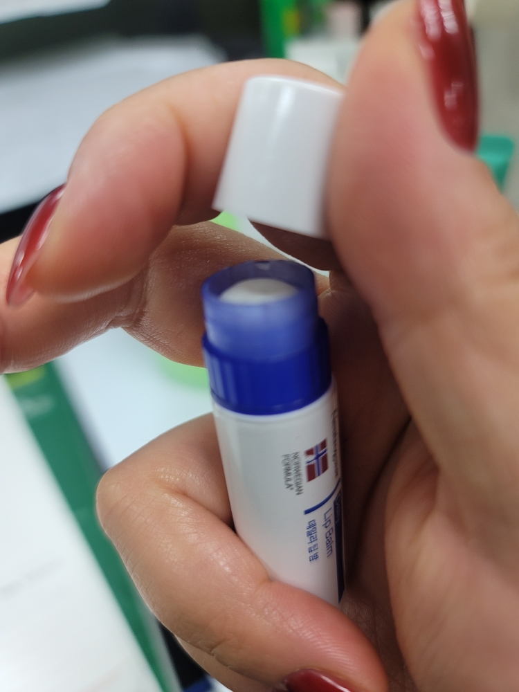 뉴트로지나 (Neutrogena) 데일리 립 밤 review image