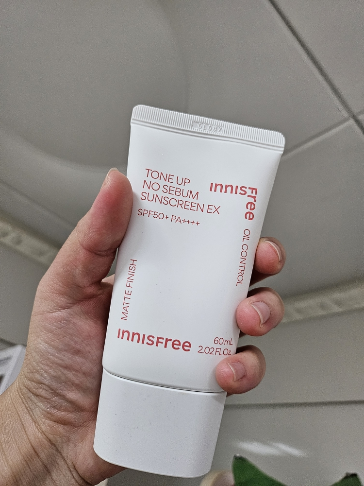 이니스프리 (INNISFREE) 톤업 노세범 선스크린 EX [SPF50+/PA++++] review image