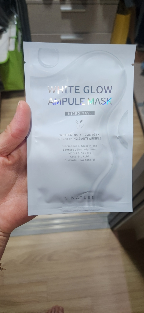 白色发光安瓿面膜的真实用户使用照片