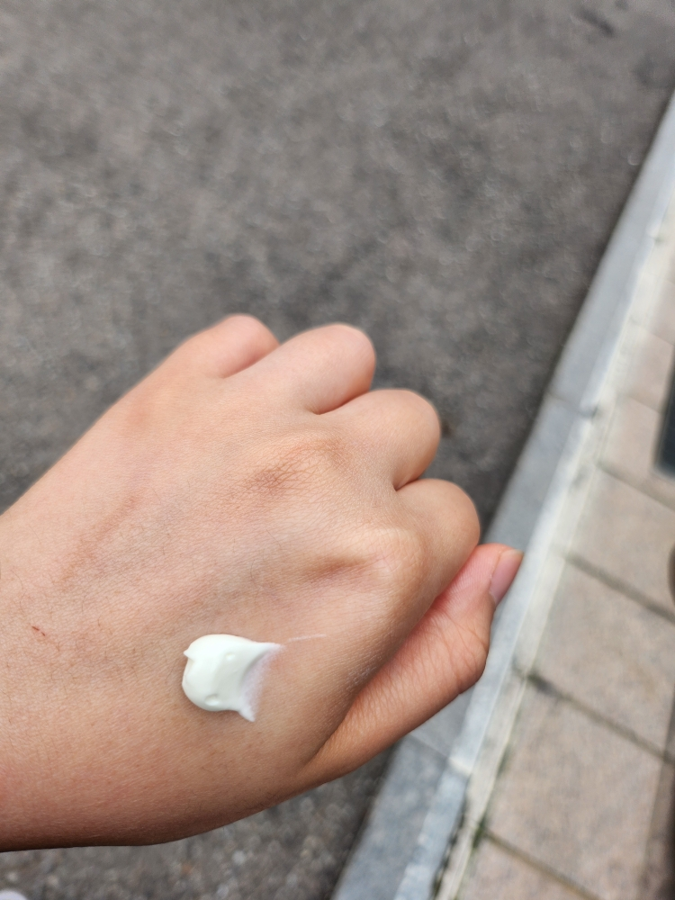 더블유드레스룸 (W.DRESSROOM) 리바이브 핸드크림 [SPF40/PA+++] review image