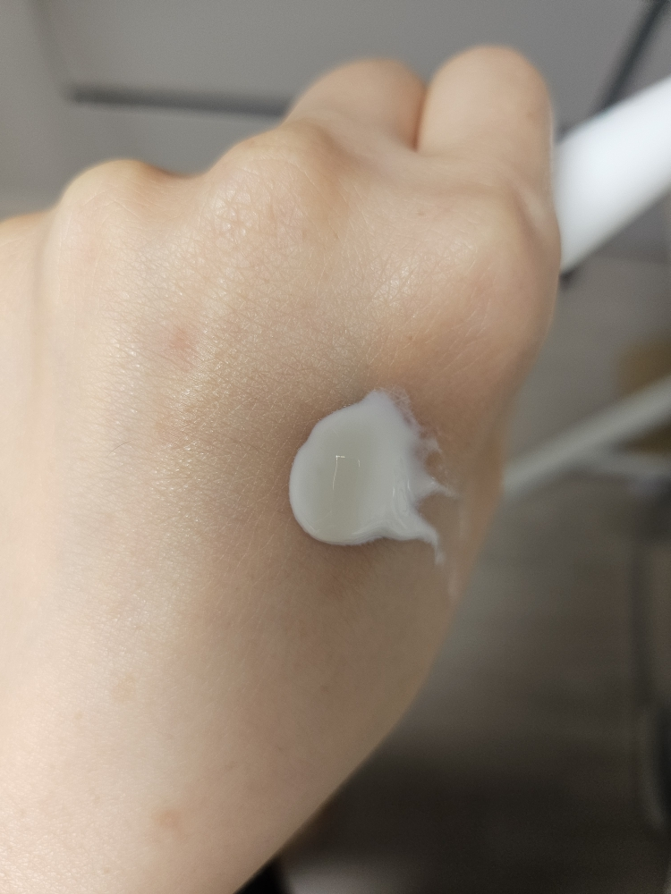 舒缓保湿轻透防晒霜 [SPF50+/PA++++]的真实用户使用照片