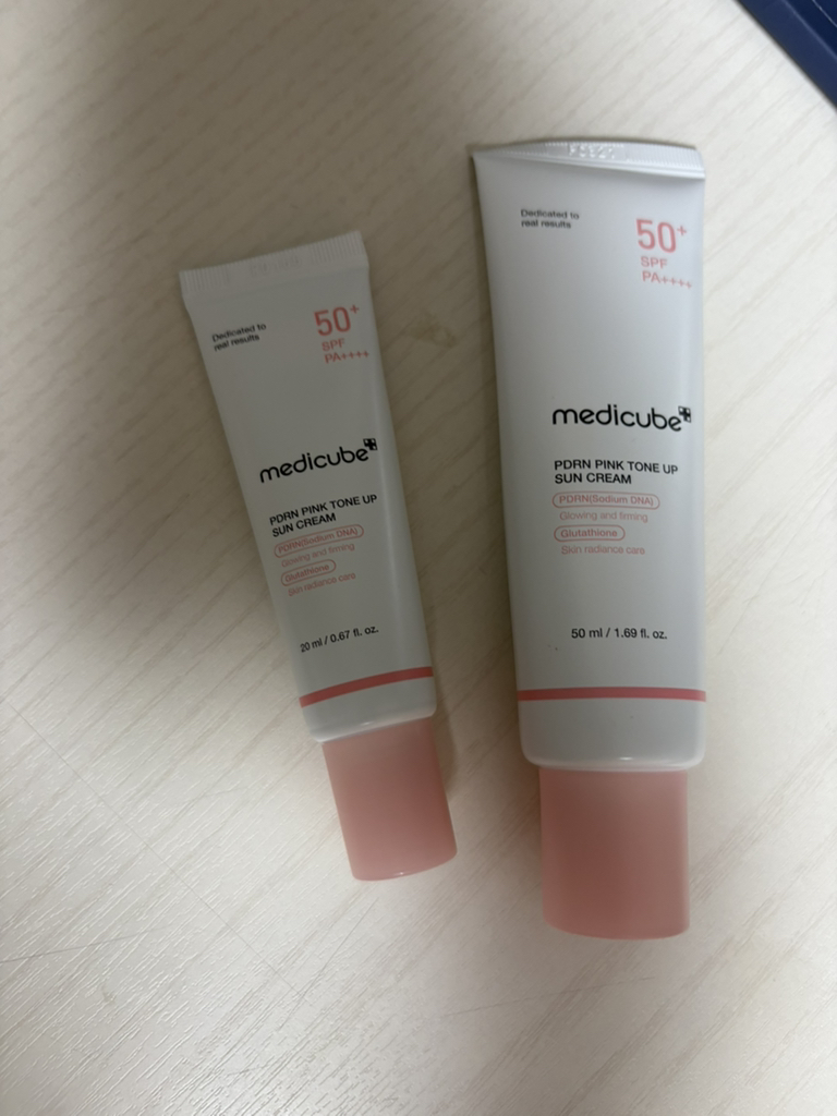 메디큐브 (medicube) PDRN 핑크 톤업 선크림 [SPF50+/PA++++] review image