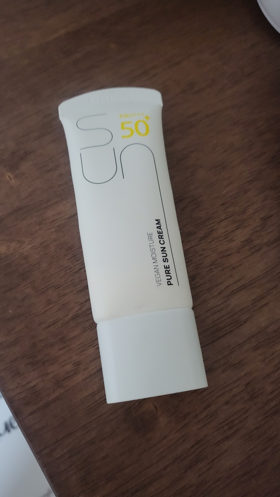 리즈케이 (LIZk) 비건 모이스처 퓨어 선크림 [SPF50+/PA++++] review image