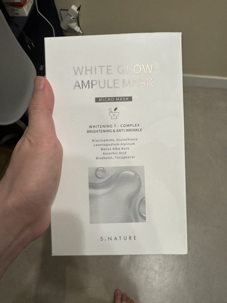 白色发光安瓿面膜的真实用户使用照片