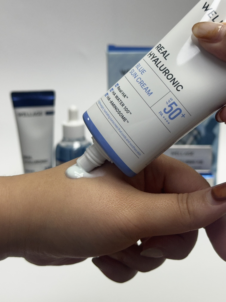 웰라쥬 (WELLAGE) 리얼 히알루로닉 블루 선크림 [SPF50+/PA++++] review image