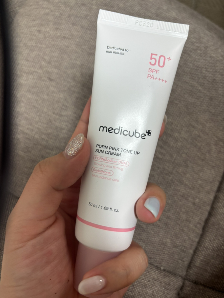 메디큐브 (medicube) PDRN 핑크 톤업 선크림 [SPF50+/PA++++] review image