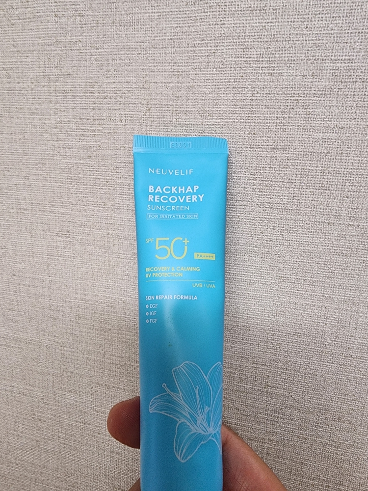 뉴베리프 (NEUVELIF) 백합 리커버리 선크림  [SPF50+/PA++++] review image