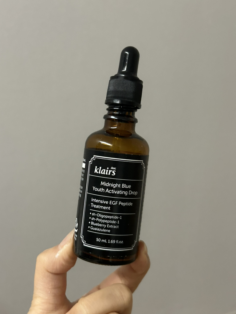 午夜蓝青少年激活水滴的真实用户使用照片