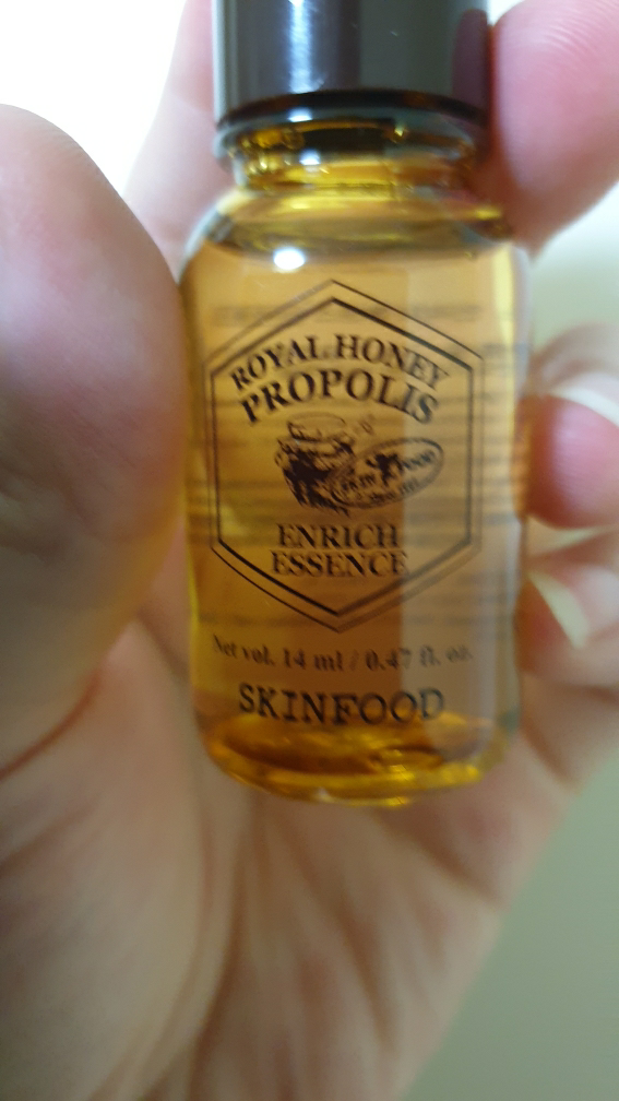스킨푸드 (SKINFOOD) 로열허니 프로폴리스 인리치 에센스 review image
